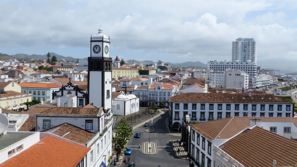 Blick auf Ponta Delgada und auf Igreja Matriz de São Sebastião