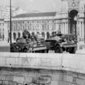 Militär auf der Praca do Comercio am 25. April 1974 in Lissabon (Nelkenrevolution)