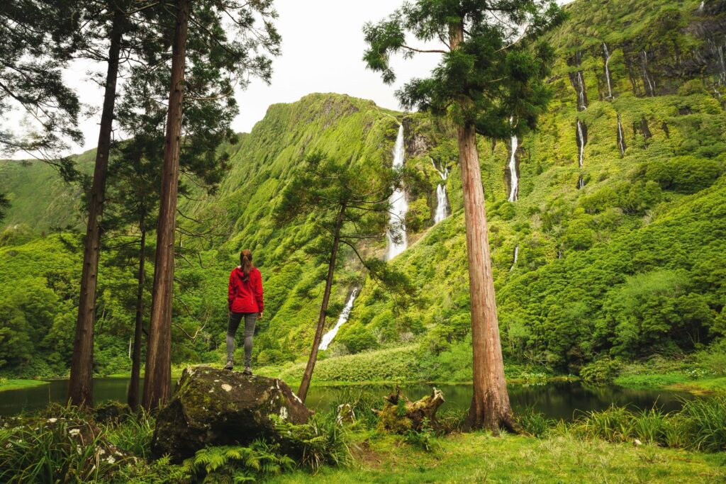 Wanderin in der Natur der Azoren mit Wasserfall