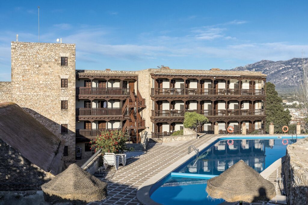 Parador de Tortosa  Außenansicht mit Pool