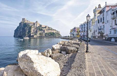 Aussicht auf Burg auf Insel, Ischia, Italien