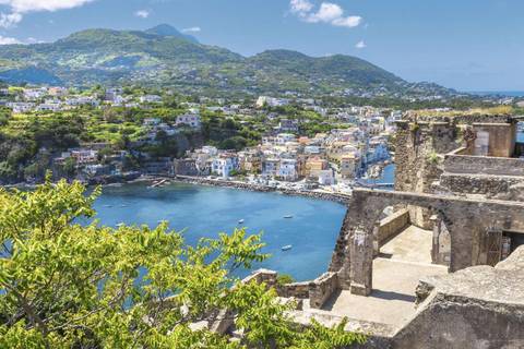 Aussicht auf eine Bucht von Castello Aragonese, Italien