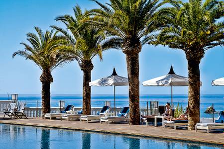 Bela Vista Hotel & Spa, Pool mit Sonnenschirmen und Palmen