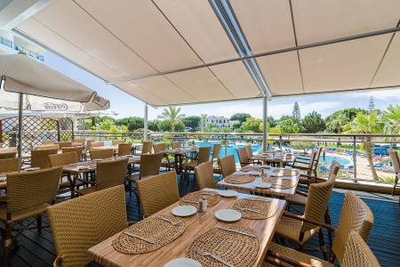 Alfagar Aparthotel, Terrasse mit Poolblick